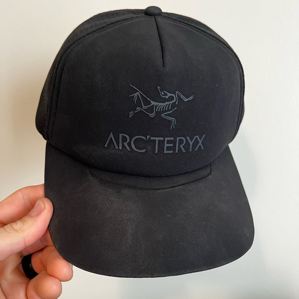 ARCTERYX BIRD WORD TRUCKER CURVED HAT.